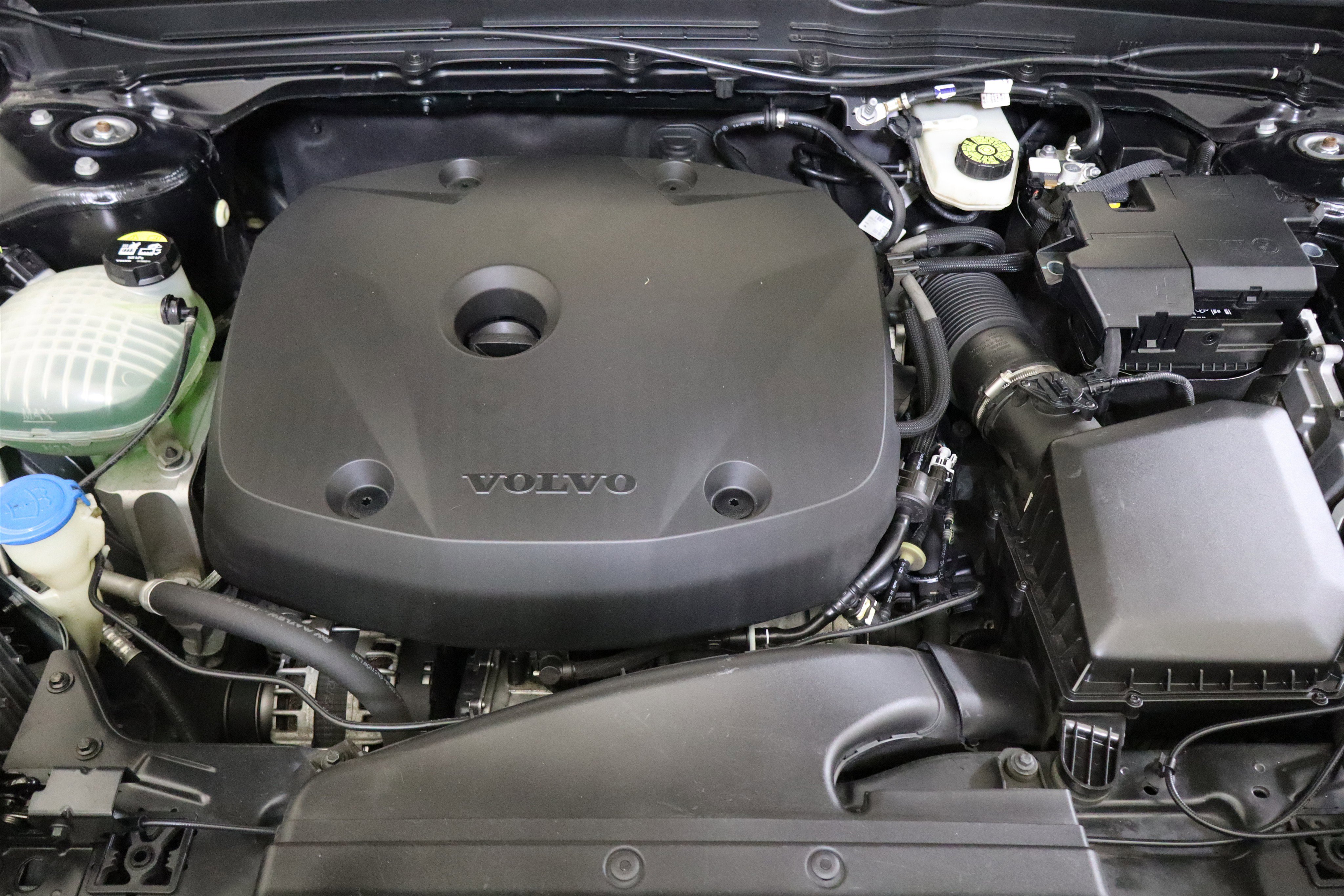 Used 2022 Volvo XC40 T4 Momentum image 15