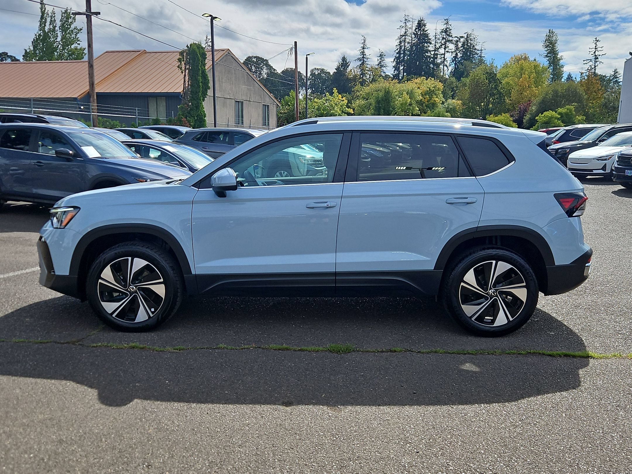 Used 2025 Volkswagen Taos SE w/ Panoramic Sunroof Package AWD/4WD image 2