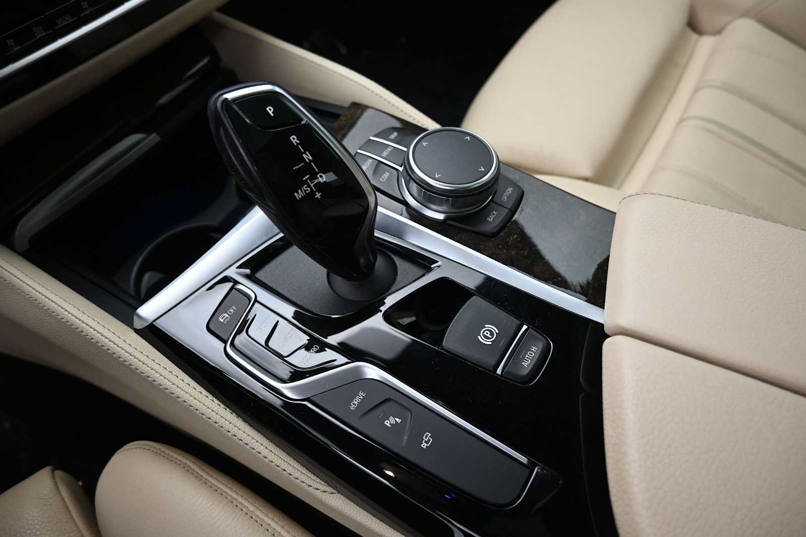 Used 2019 BMW 530e w/ Luxury Package RWD image 12