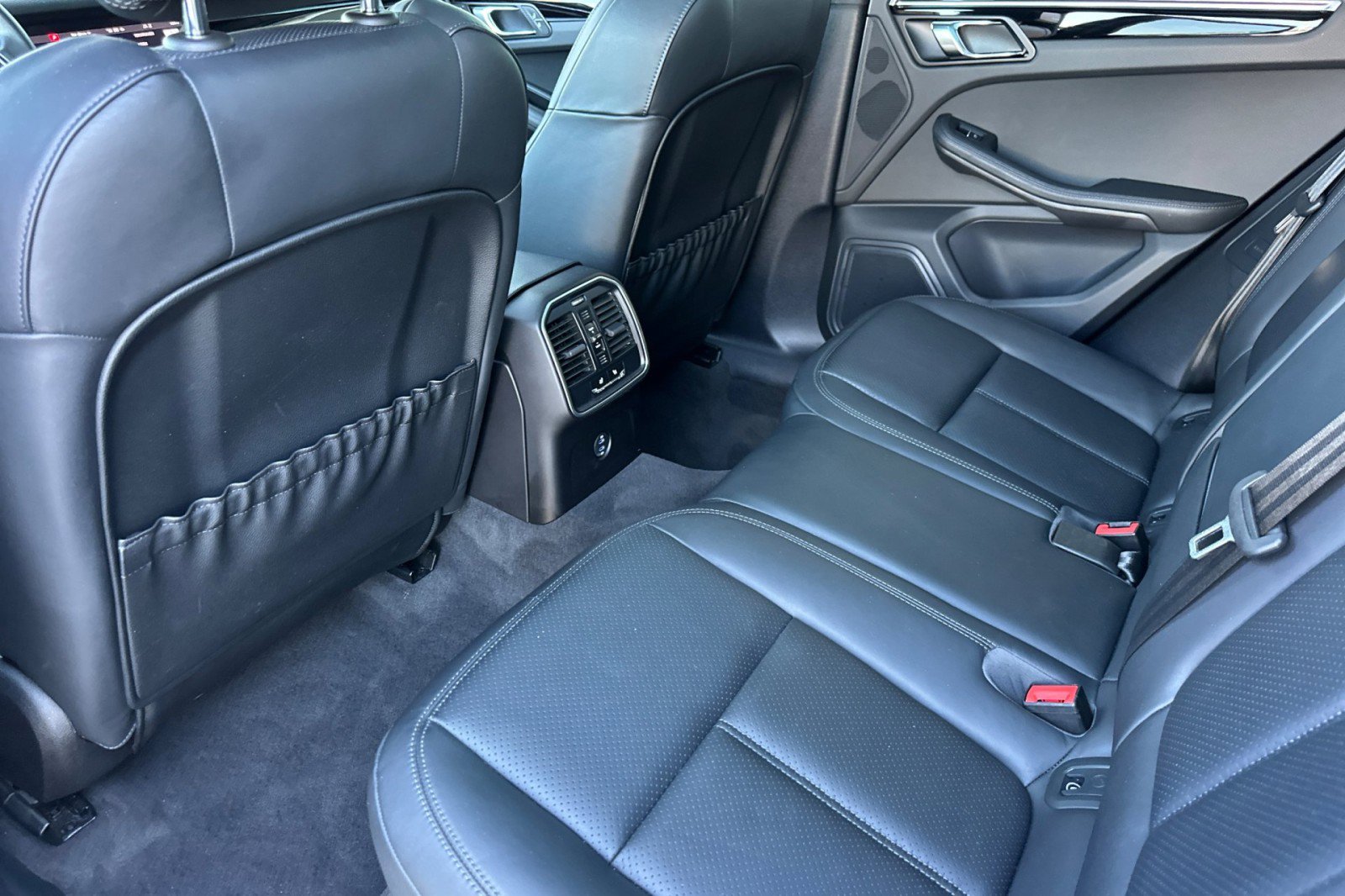 Certified 2023 Porsche Macan image 13