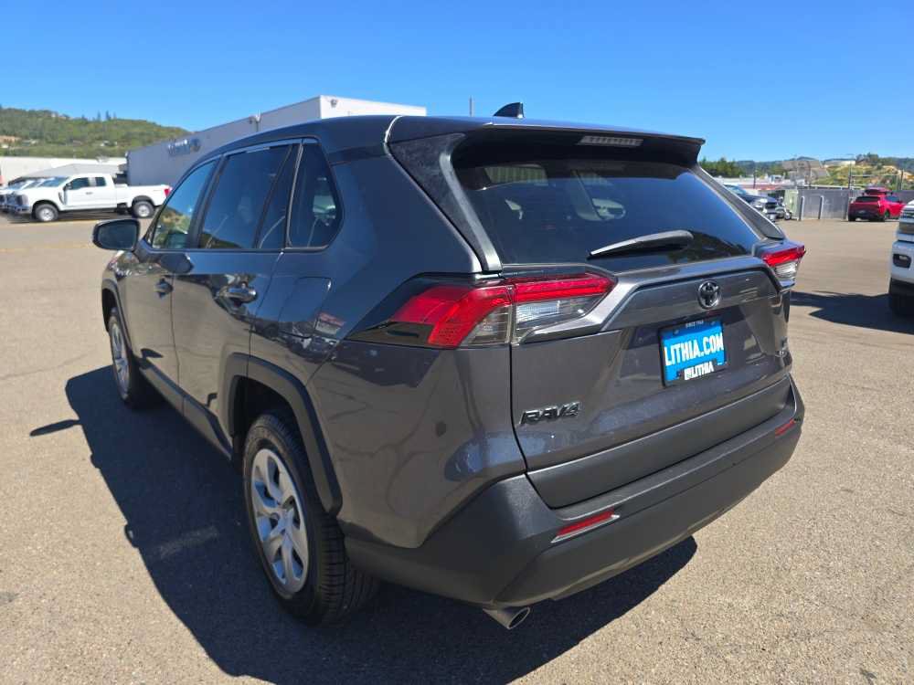 Used 2022 Toyota RAV4 LE AWD/4WD image 3