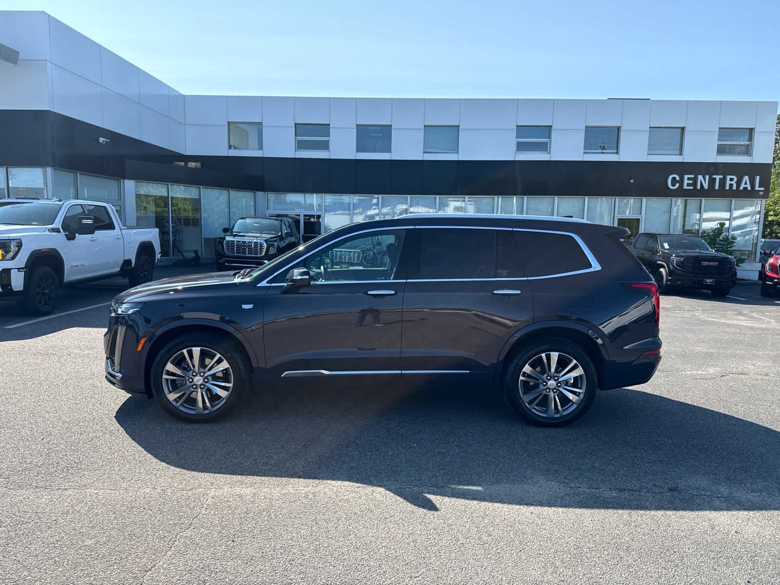 Used 2024 Cadillac XT6 Premium Luxury AWD/4WD image 2