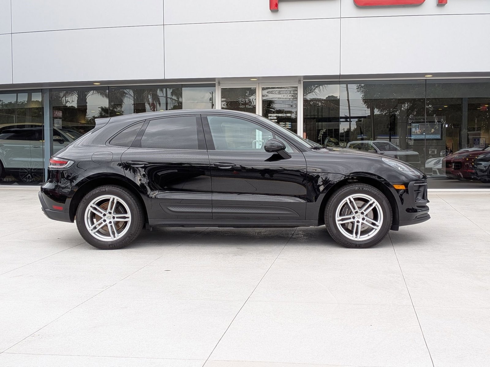 Certified 2025 Porsche Macan AWD/4WD image 8
