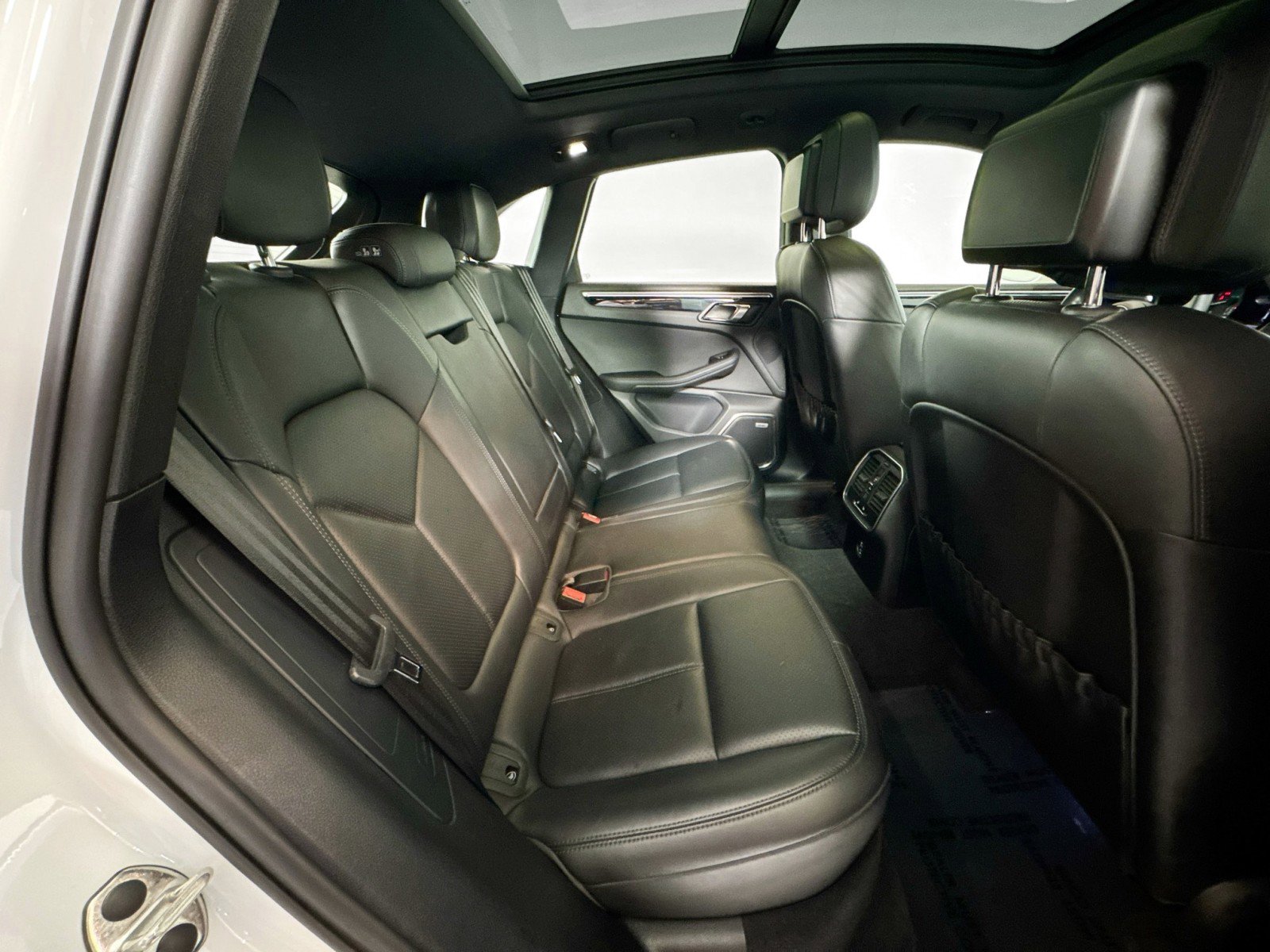 Certified 2022 Porsche Macan image 24