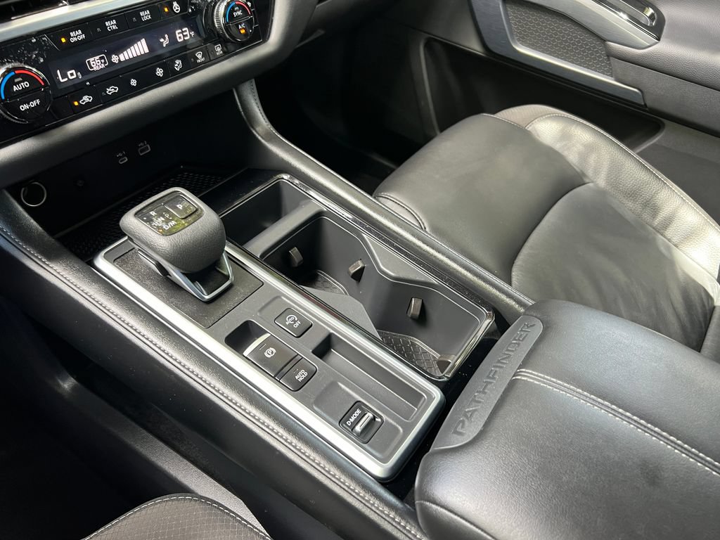 Used 2025 Nissan Pathfinder SL FWD image 40
