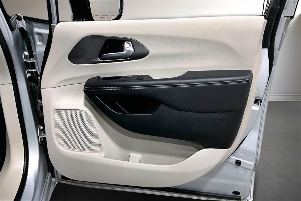 Used 2024 Chrysler Pacifica Touring-L image 29