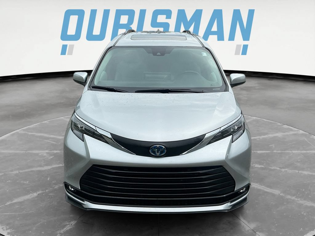 Used 2025 Toyota Sienna XLE FWD image 9