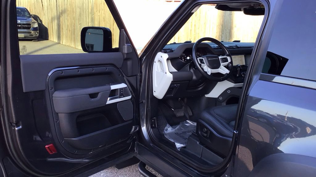Used 2023 Land Rover Defender 90 SE image 15