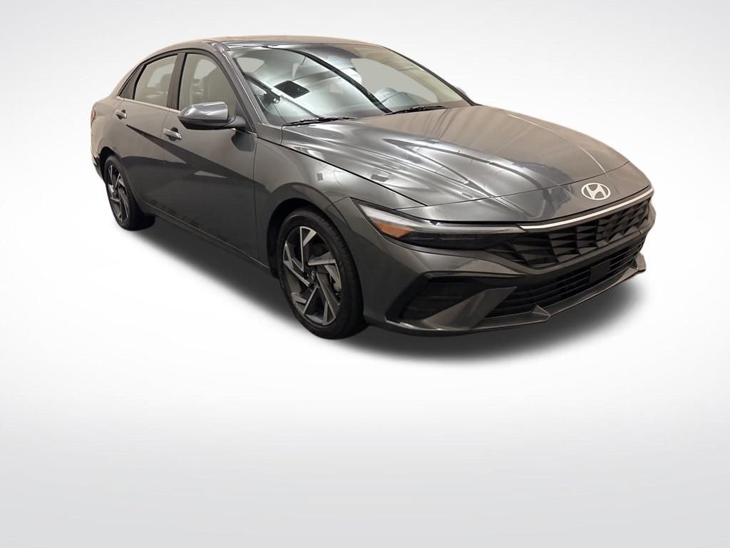 Used 2025 Hyundai Elantra Limited image 3