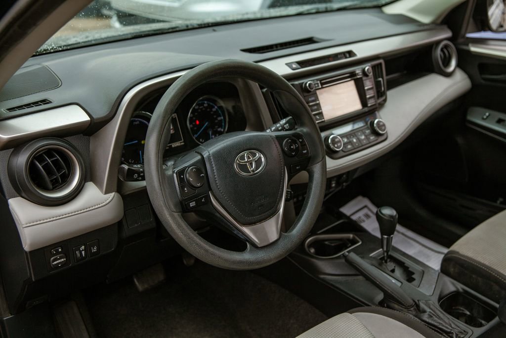 Used 2018 Toyota RAV4 LE image 10