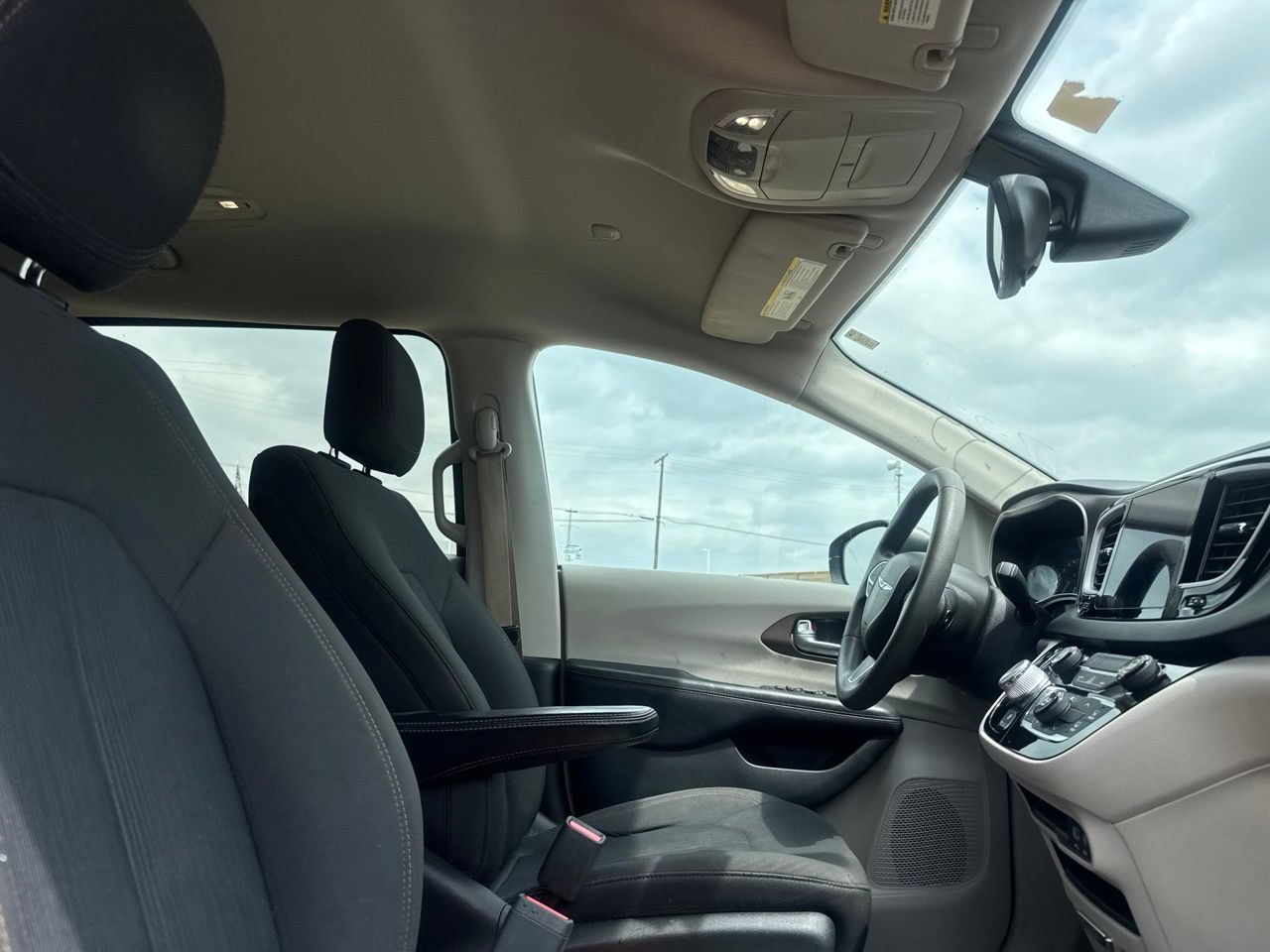 Used 2017 Chrysler Pacifica Touring FWD image 25