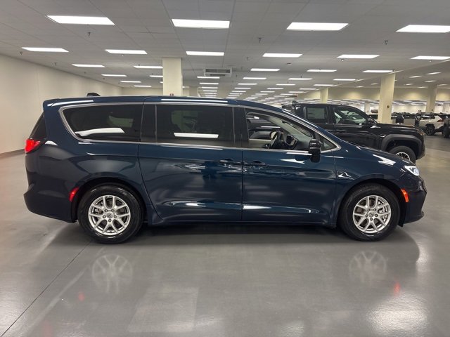 Used 2024 Chrysler Pacifica Touring-L image 8