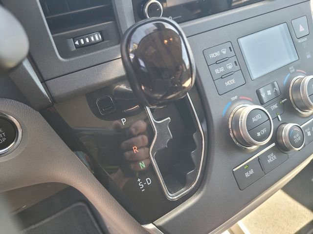Used 2020 Toyota Sienna XLE image 18