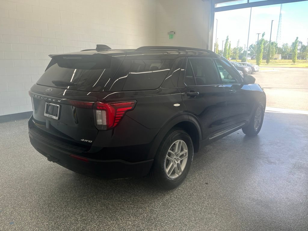 Used 2025 Ford Explorer Active AWD/4WD image 7