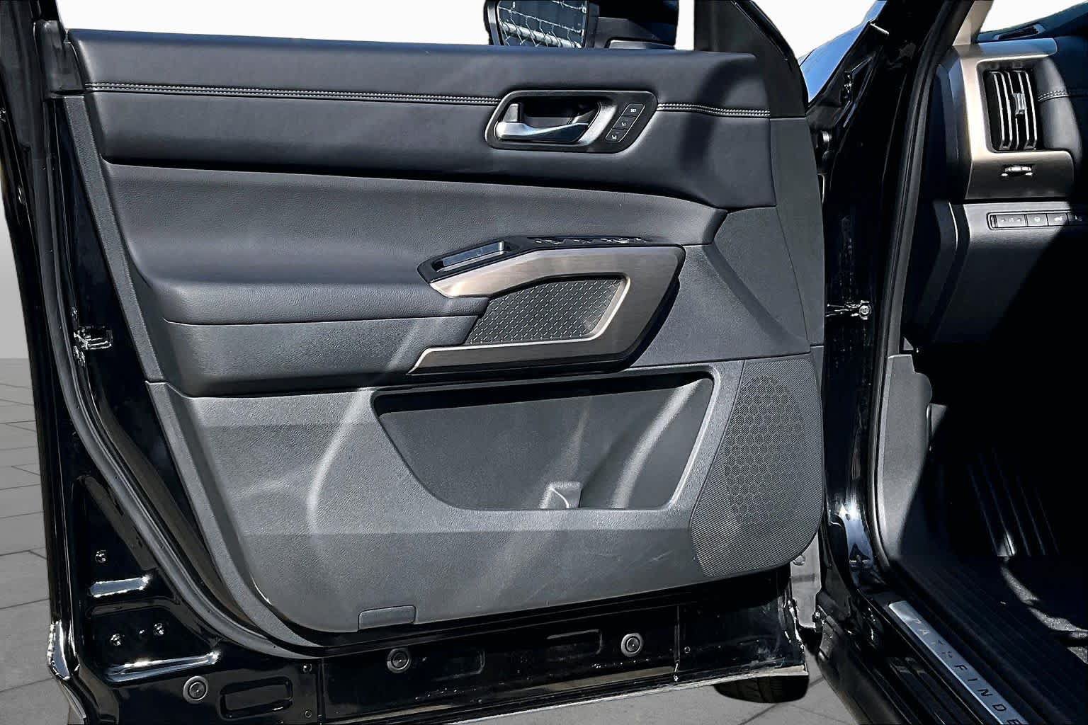 Certified 2024 Nissan Pathfinder Platinum FWD image 19