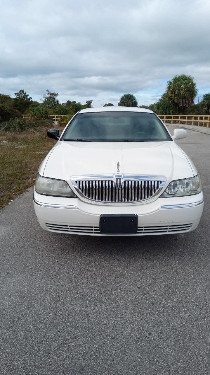 Used 2003 Lincoln Town Car Executive image 3