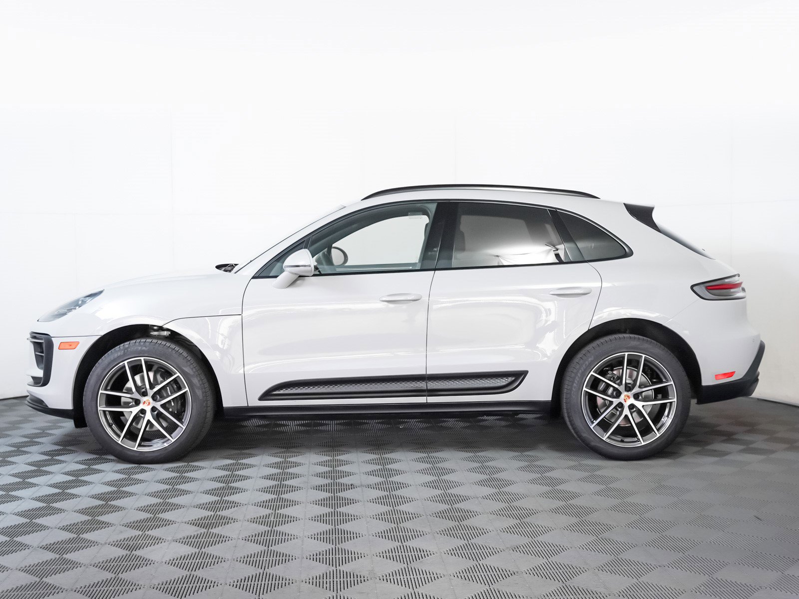 Certified 2025 Porsche Macan image 2