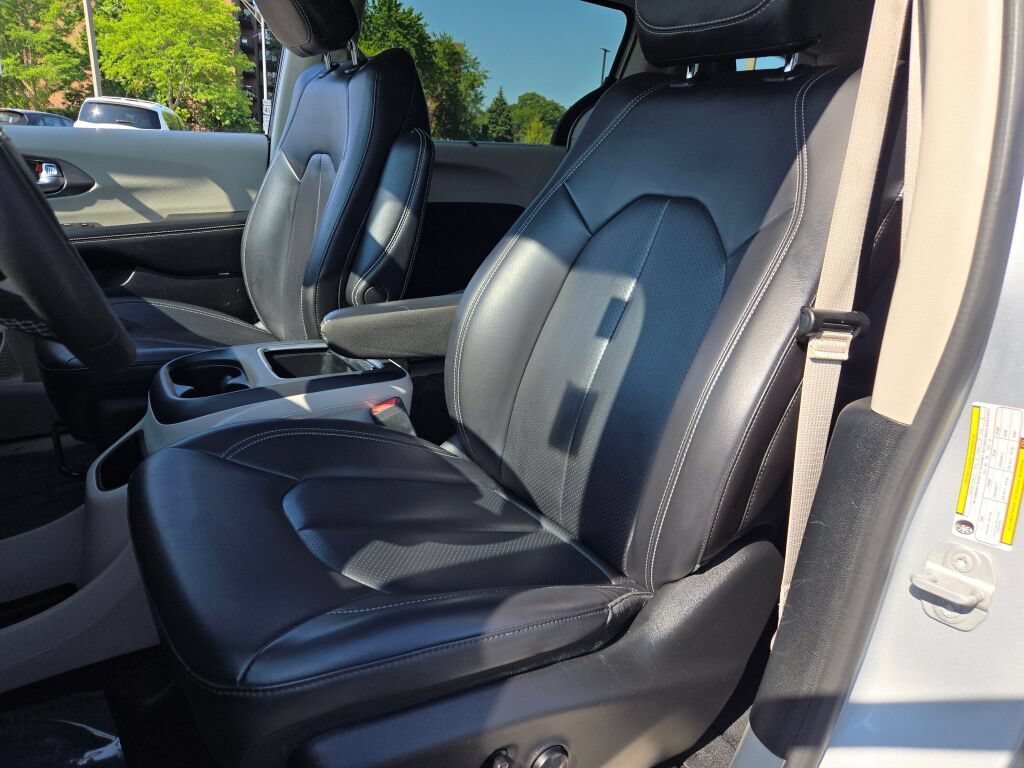 Used 2023 Chrysler Pacifica Touring-L FWD image 29