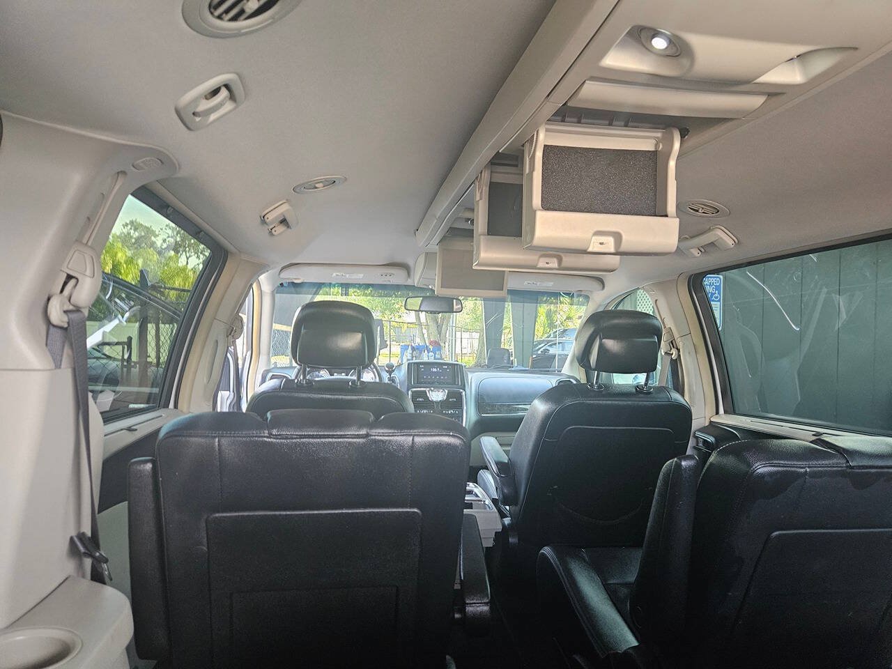 Used 2016 Chrysler Town & Country Touring FWD image 38