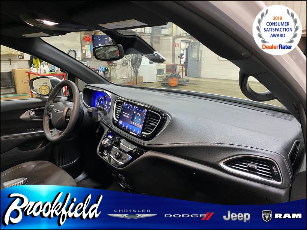 Used 2023 Chrysler Pacifica Touring image 32