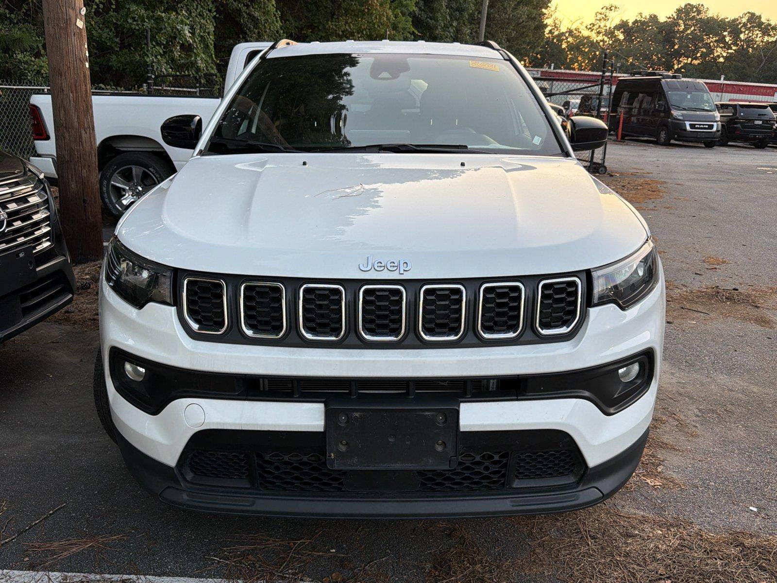 Used 2024 Jeep Compass Latitude AWD/4WD image 2