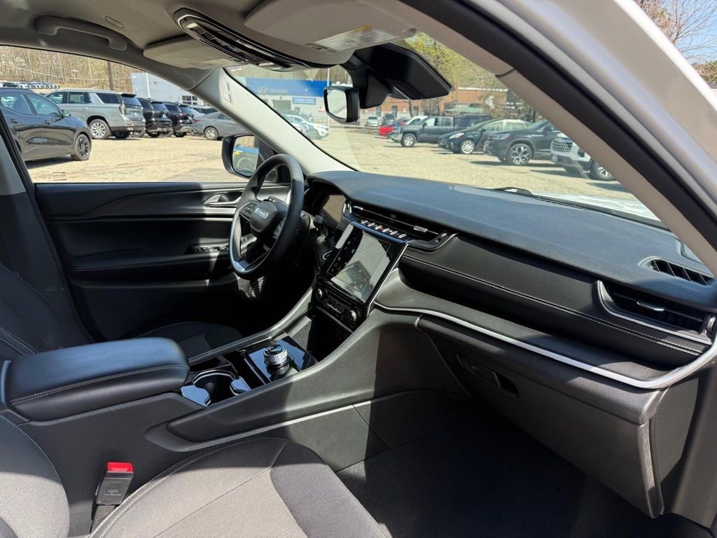 Used 2023 Jeep Grand Cherokee Laredo AWD/4WD image 17