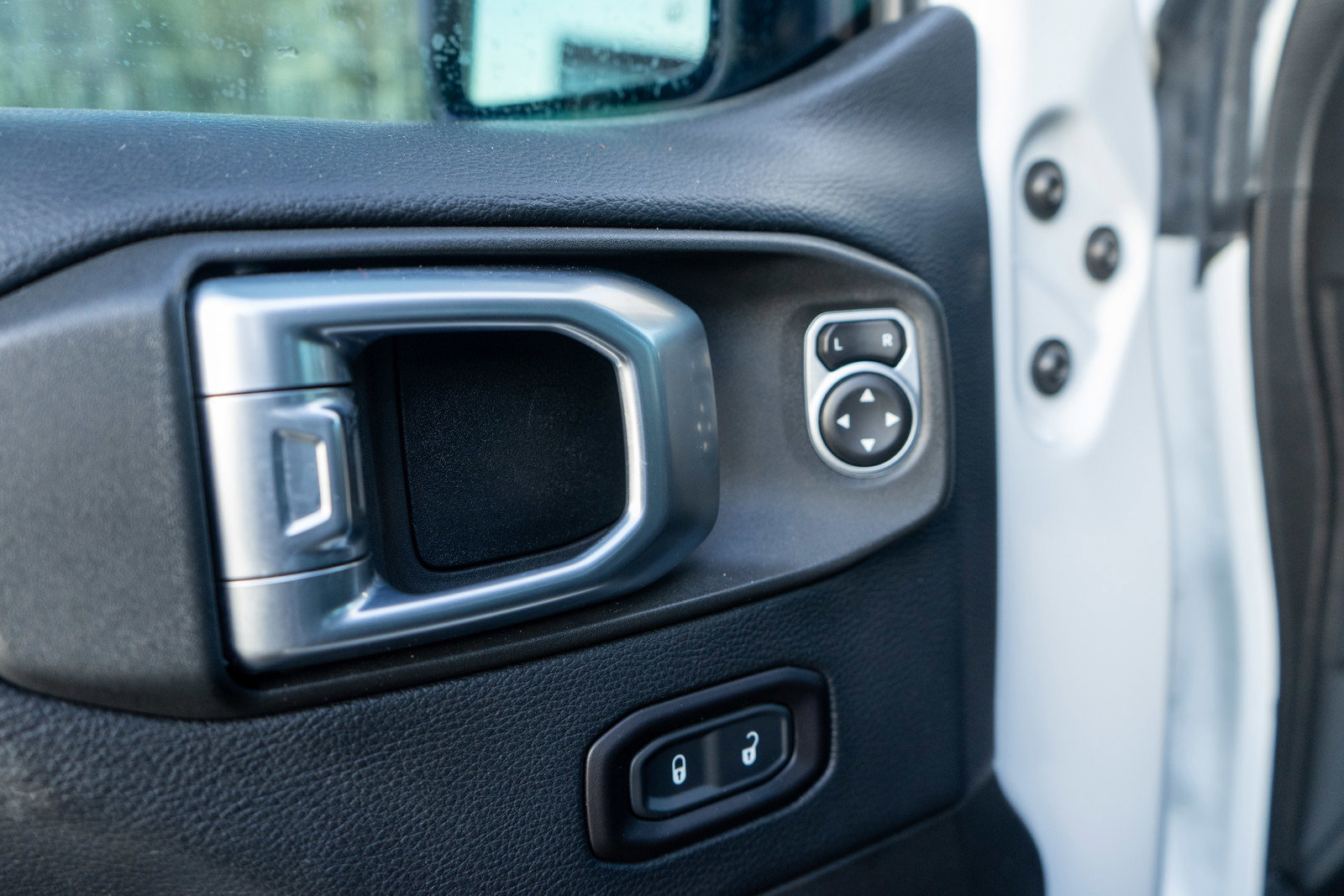 Used 2018 Jeep Wrangler Unlimited Sahara w/ Uconnect 4C Nav & Sound Group image 15