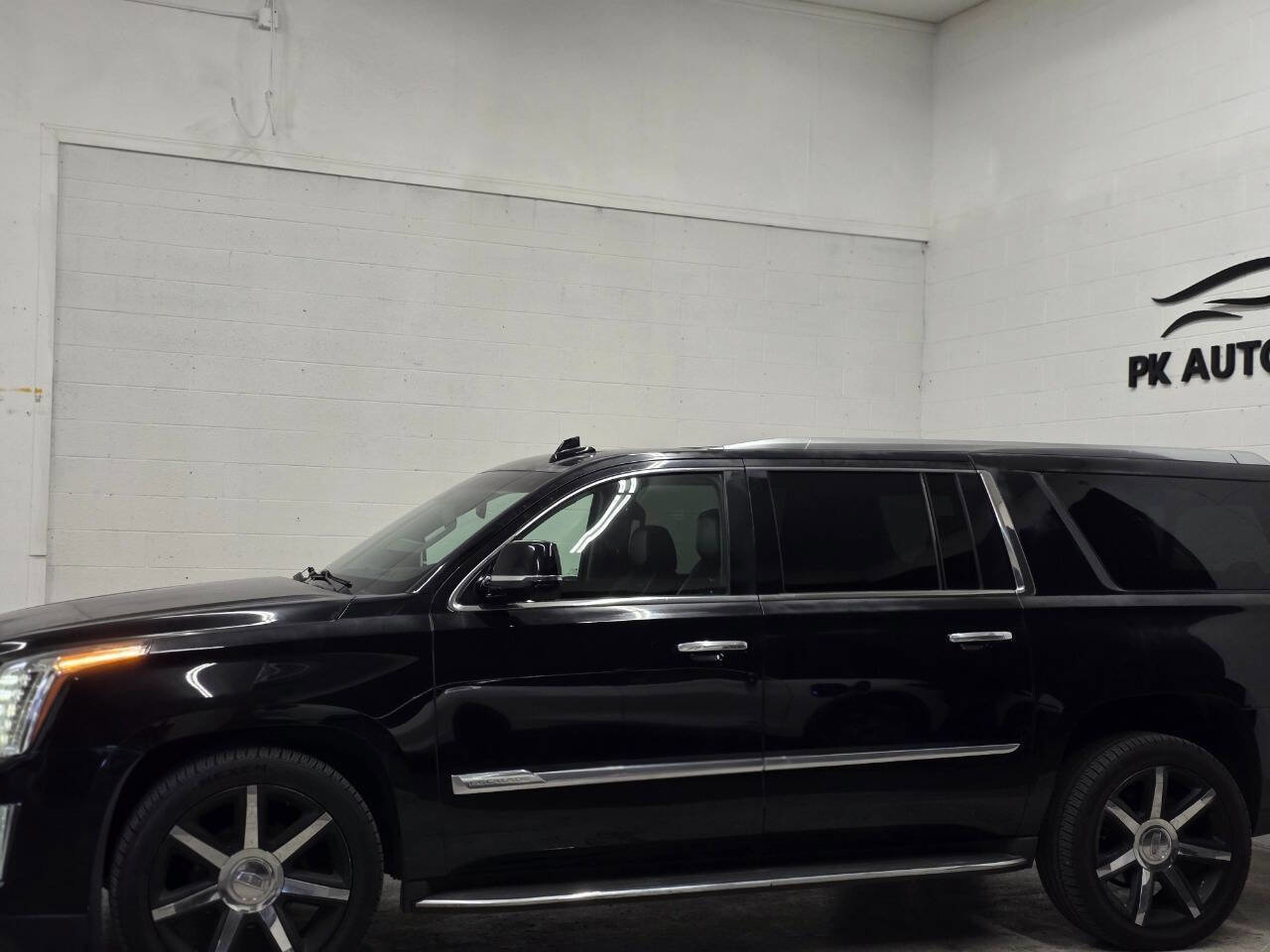 Used 2016 Cadillac Escalade ESV Luxury image 5