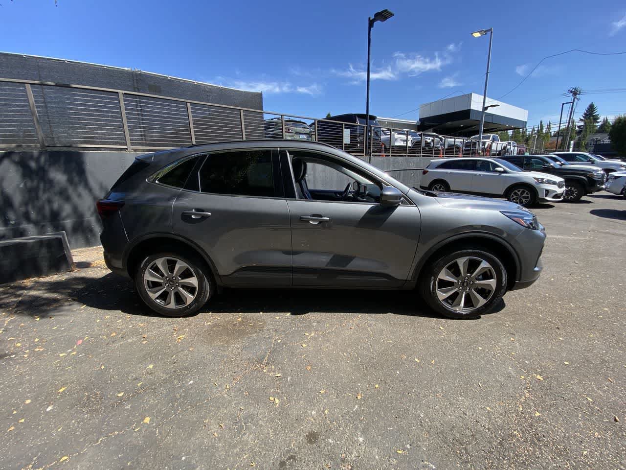 Used 2025 Ford Escape Platinum AWD/4WD image 7