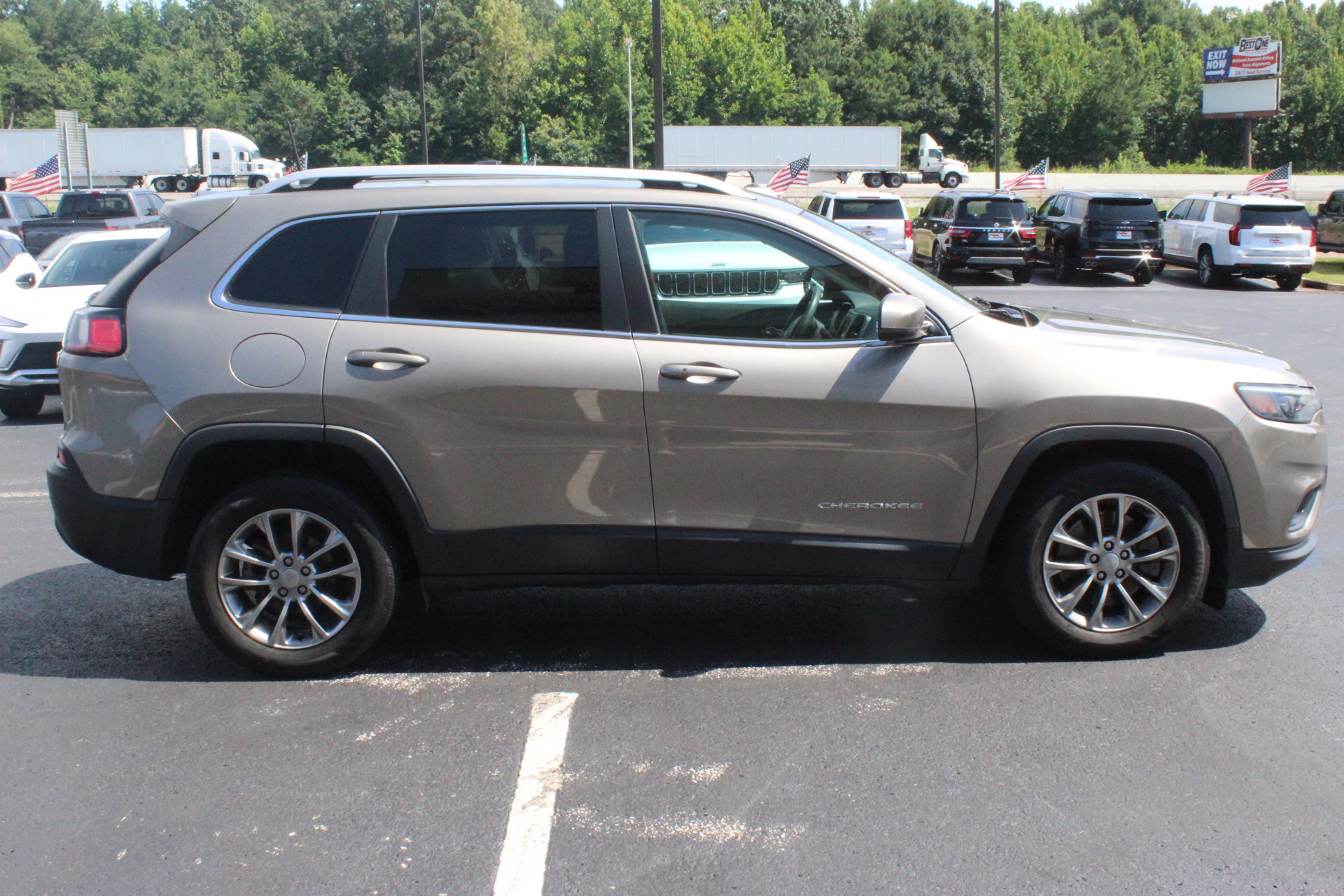 Used 2020 Jeep Cherokee Latitude Plus FWD image 5
