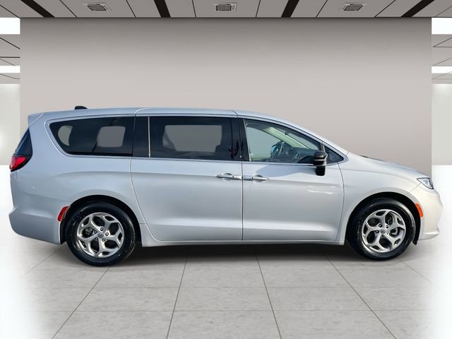 Used 2024 Chrysler Pacifica Limited image 2