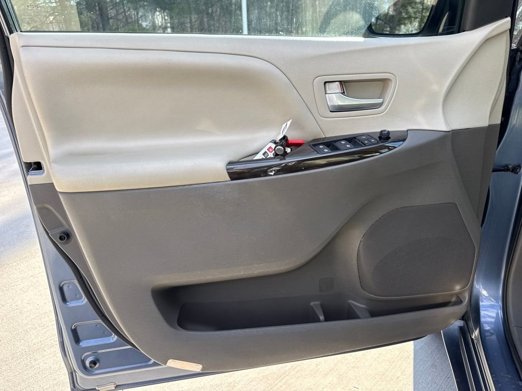 Used 2017 Toyota Sienna XLE image 14