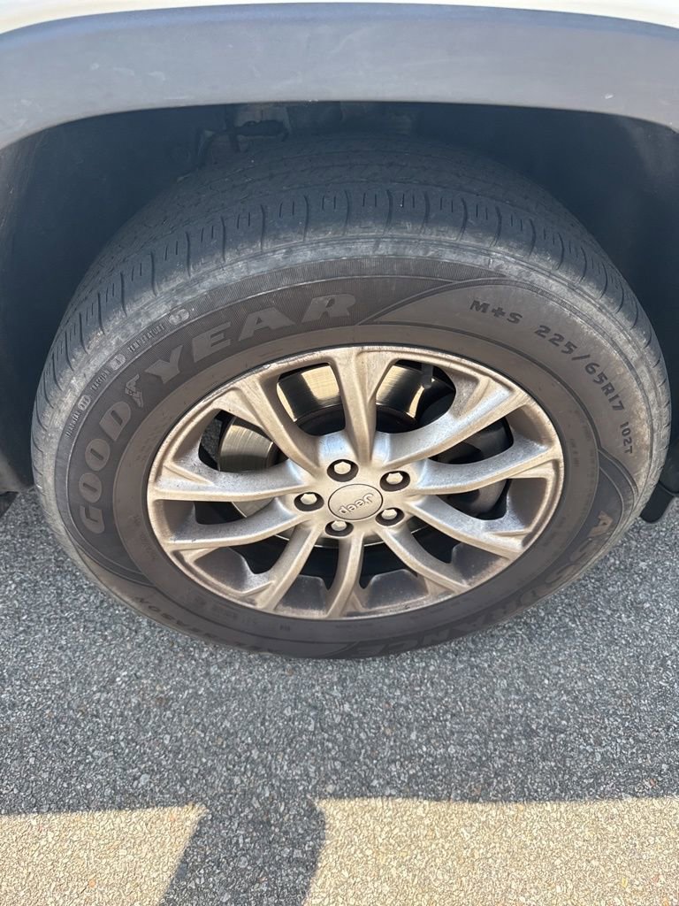 Used 2019 Jeep Cherokee Latitude w/ Popular Appearance Group image 14