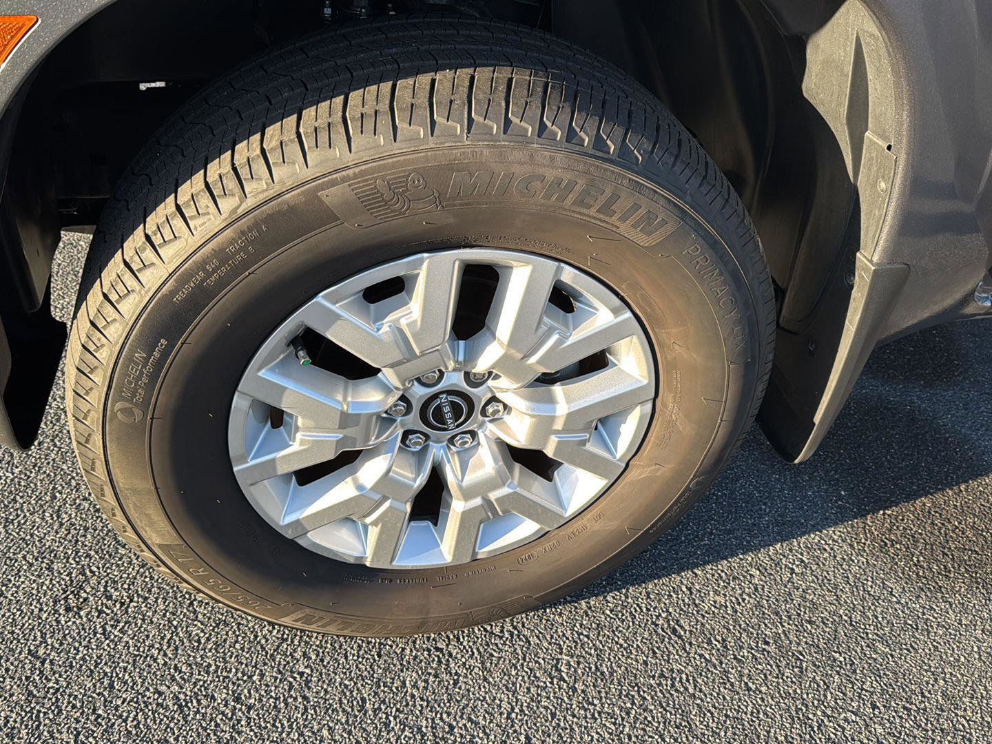 Used 2024 Nissan Frontier SV w/ SV Convenience Package image 32