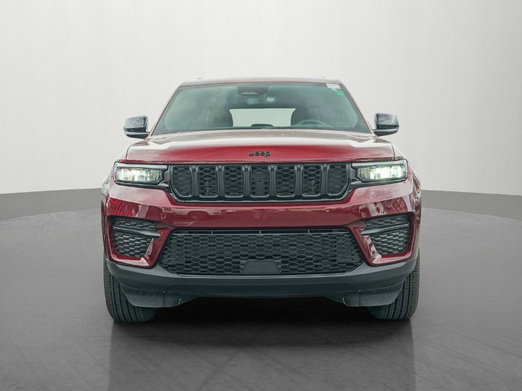 Used 2024 Jeep Grand Cherokee Altitude AWD/4WD image 2