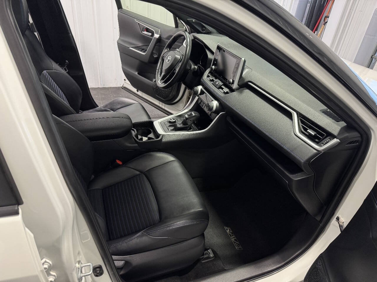 Used 2020 Toyota RAV4 XSE AWD/4WD image 23