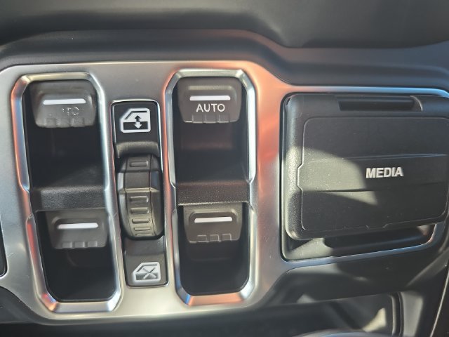 Used 2019 Jeep Wrangler Unlimited Sahara w/ Cold Weather Group AWD/4WD image 29