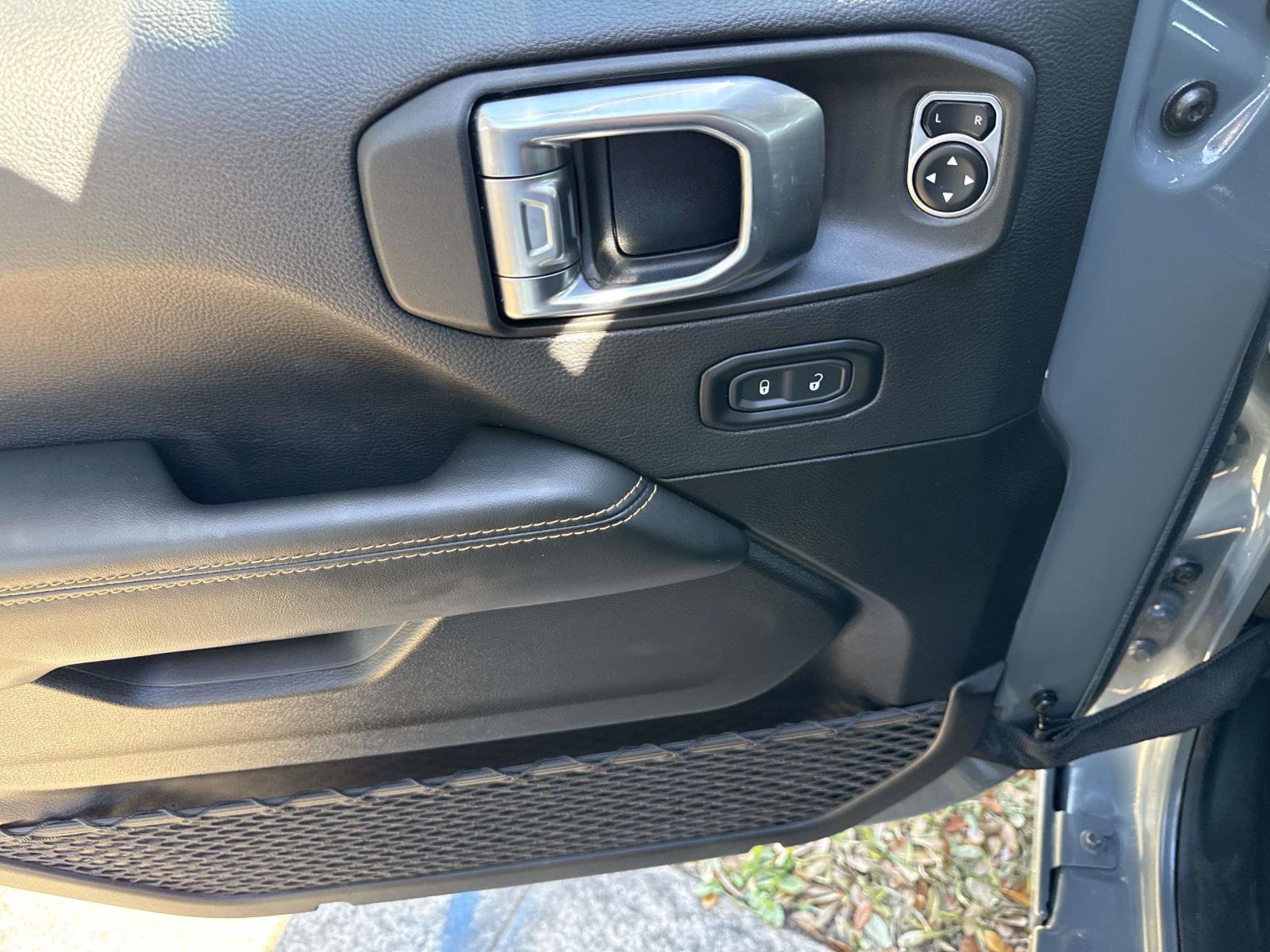 Used 2025 Jeep Wrangler Sahara w/ Safety Group image 17