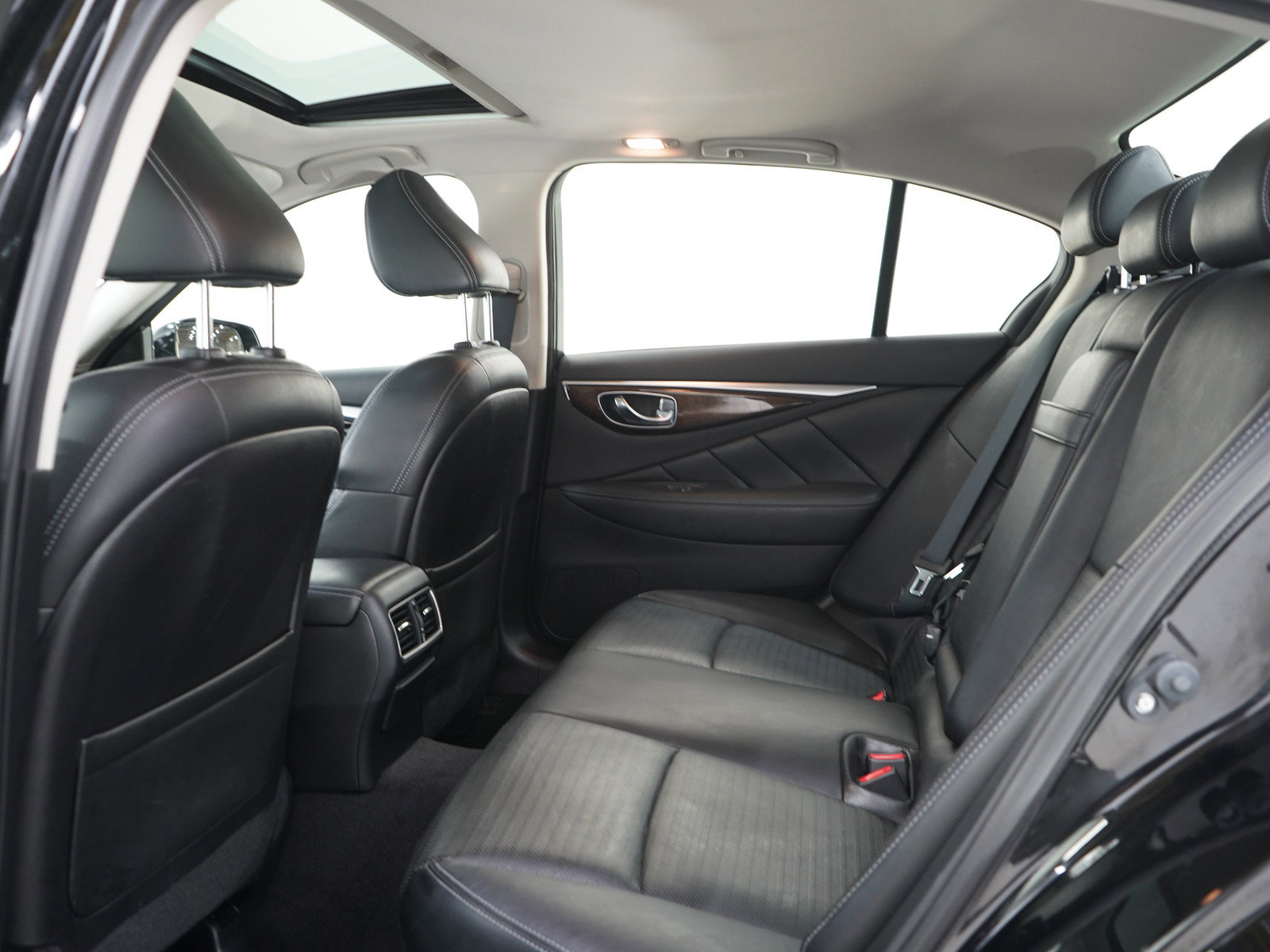 Used 2015 INFINITI Q50 AWD w/ Deluxe Touring Package image 13