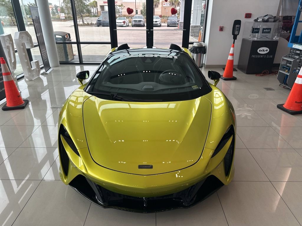 Used 2025 McLaren Artura Spider image 4