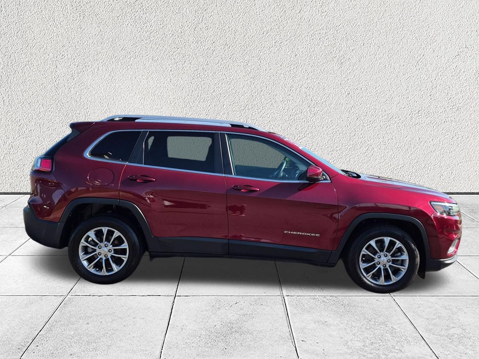 Used 2019 Jeep Cherokee Latitude Plus w/ Comfort/Convenience Group FWD image 2