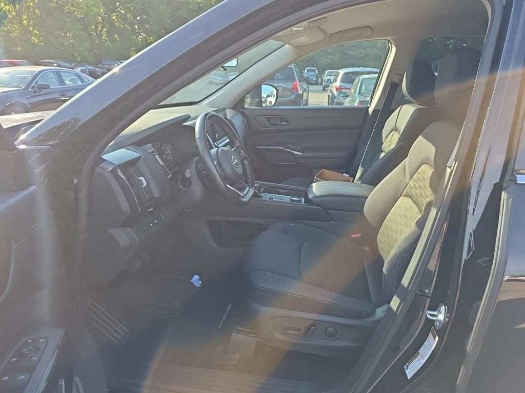 Used 2025 Nissan Pathfinder SV AWD/4WD image 6
