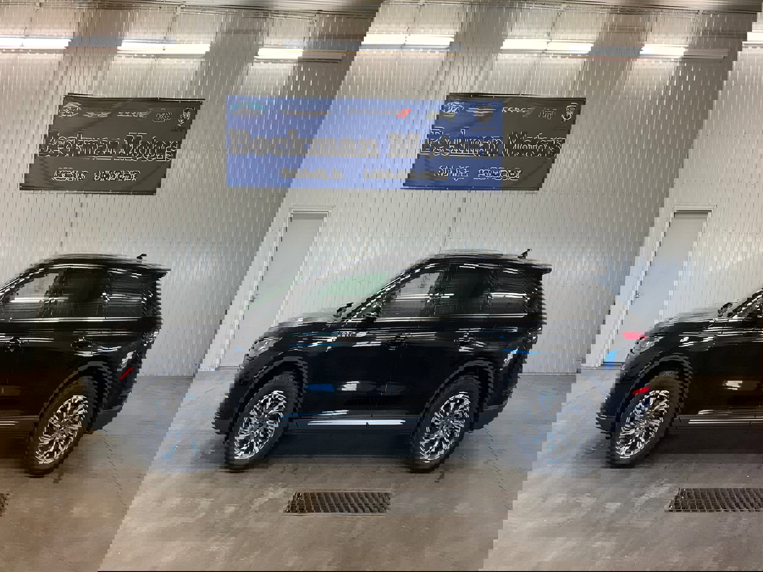 Used 2025 Lincoln Corsair AWD w/ Equipment Group 101A image 2