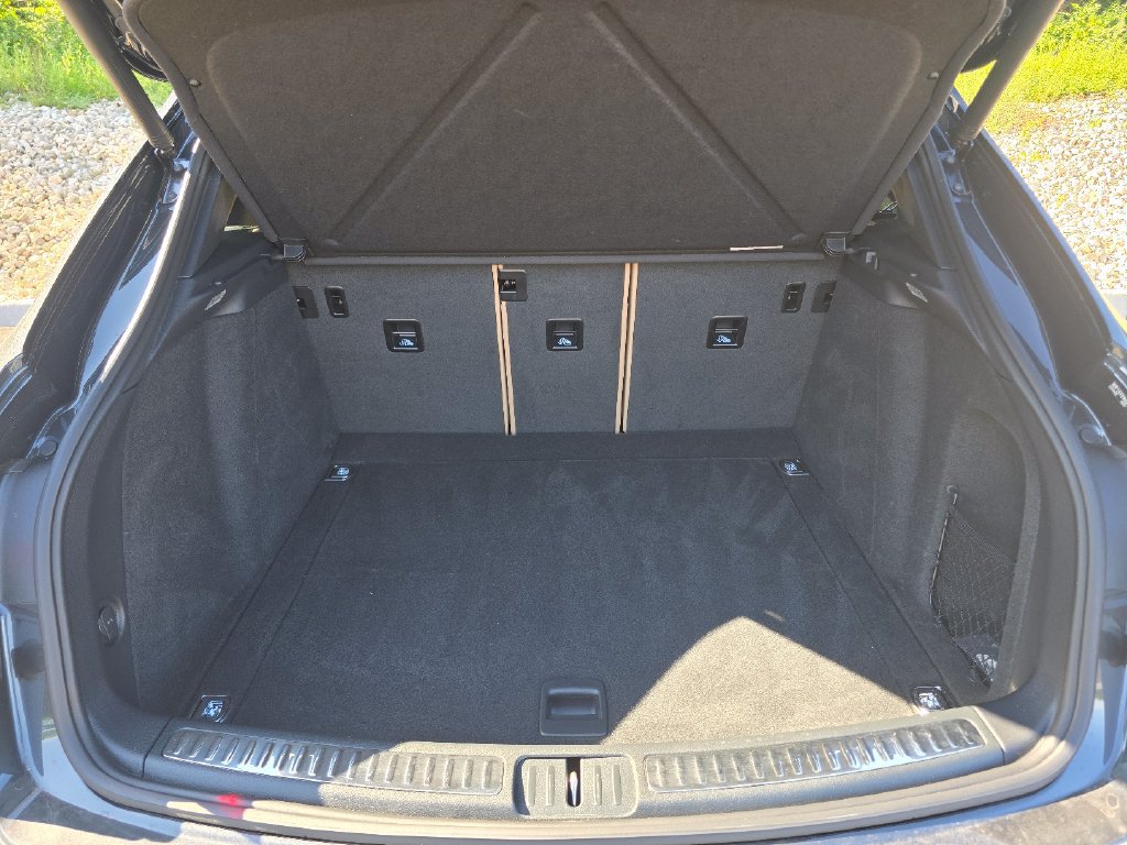 Used 2026 Porsche Macan AWD/4WD image 12