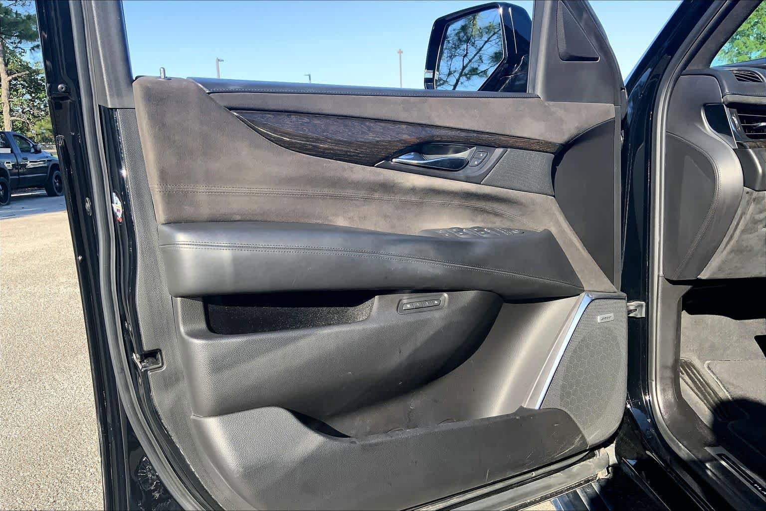 Used 2016 Cadillac Escalade Platinum AWD/4WD image 22
