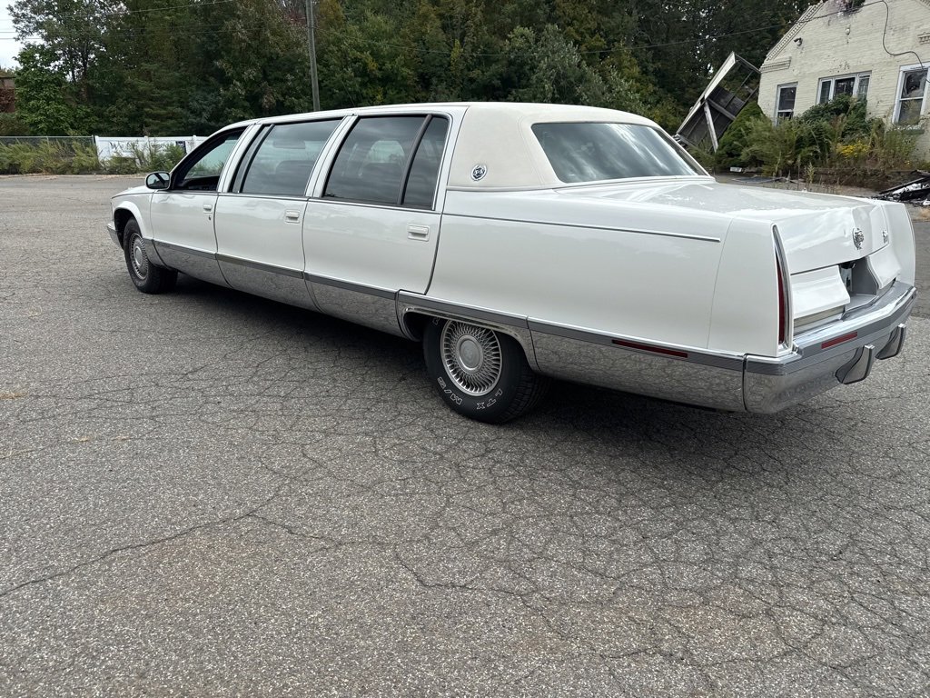 Used 1995 Cadillac Fleetwood Brougham image 2