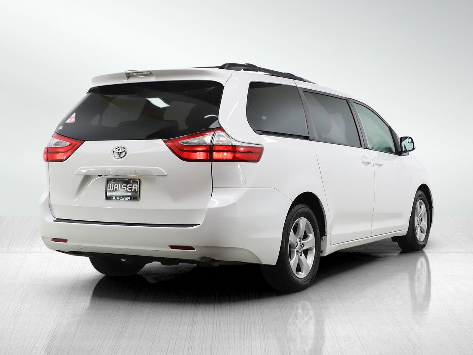 Used 2017 Toyota Sienna LE image 5