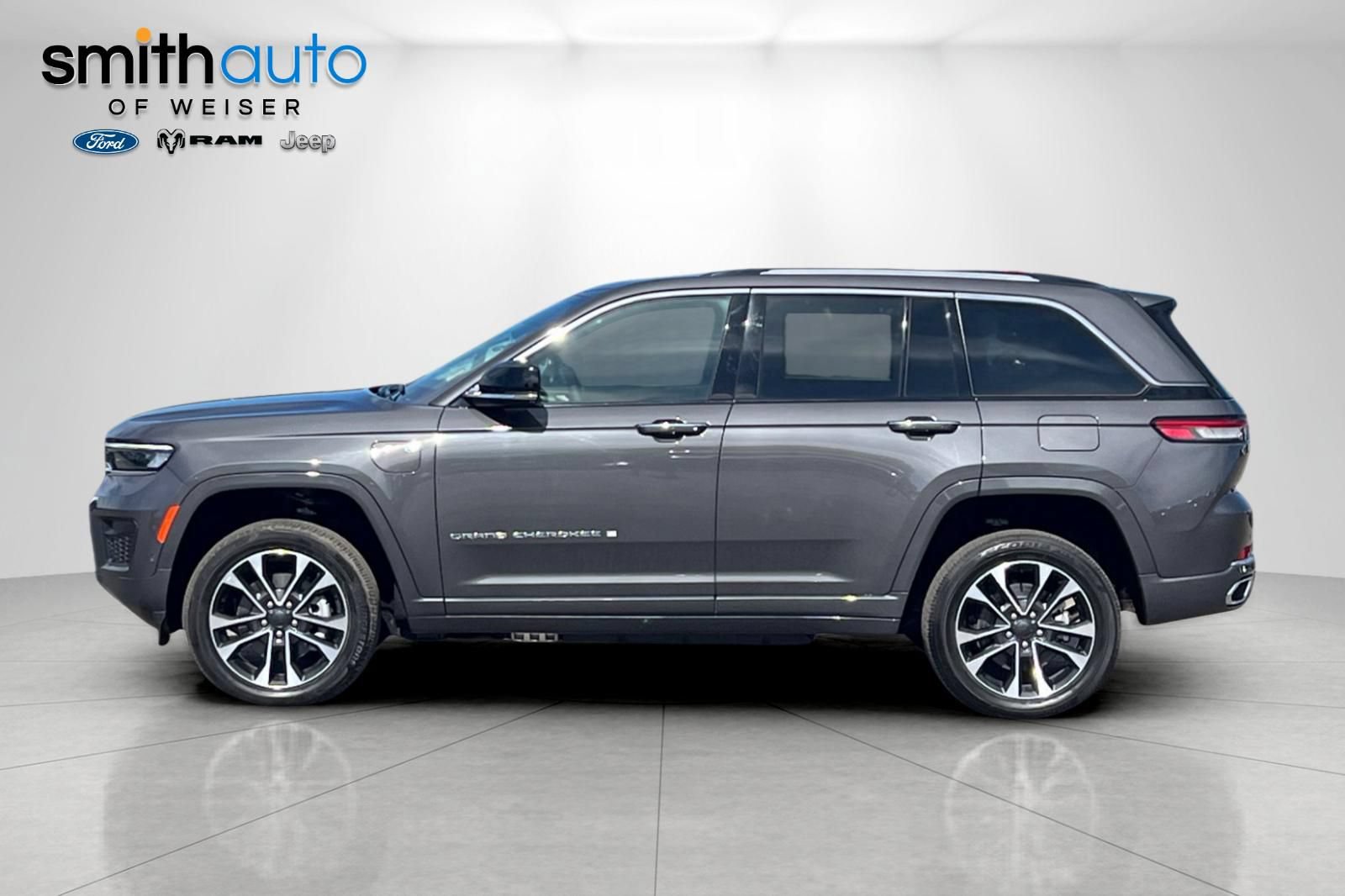 Used 2024 Jeep Grand Cherokee Overland w/ Luxury Tech Group IV AWD/4WD image 8