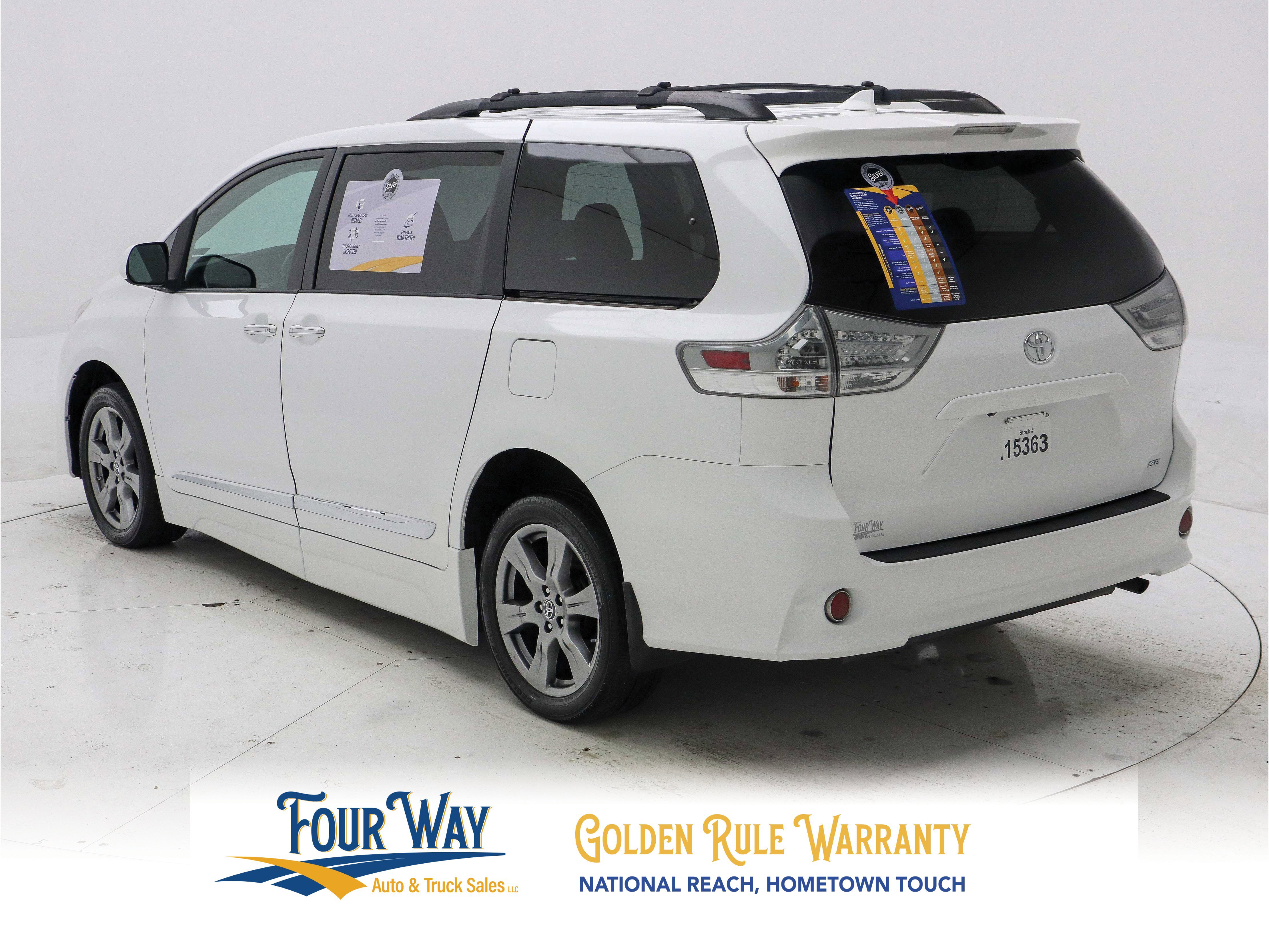 Used 2018 Toyota Sienna SE Premium w/ Carpet Mat Package image 7