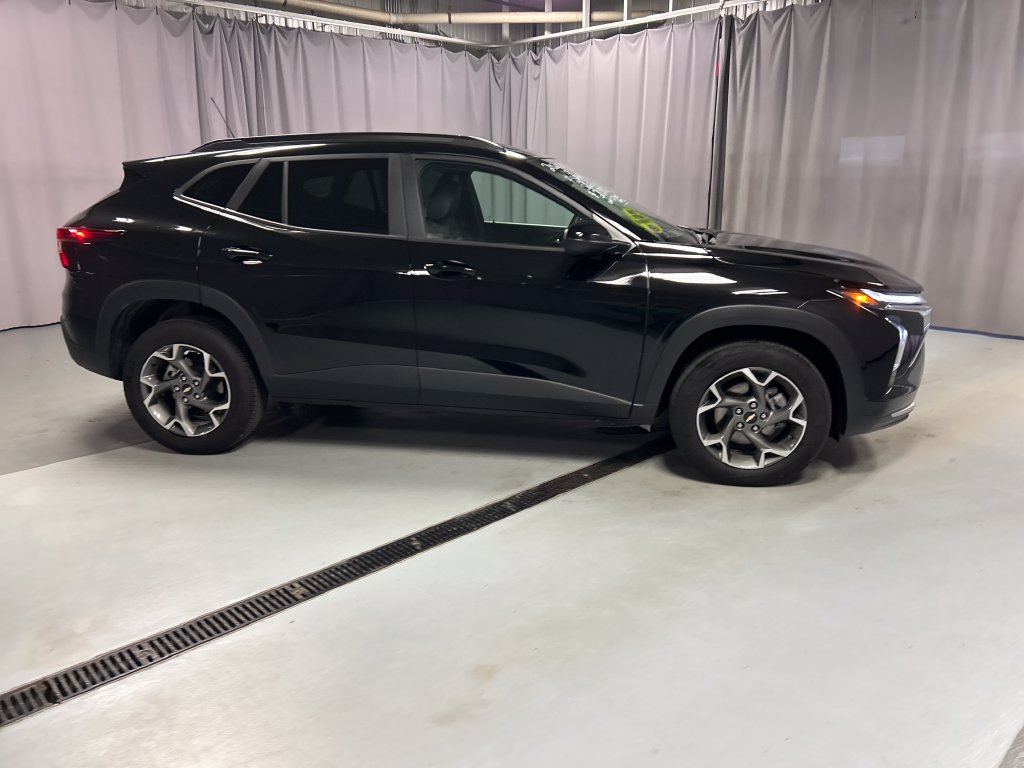 Used 2025 Chevrolet Trax LT FWD image 8